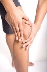 man holding knee from pain